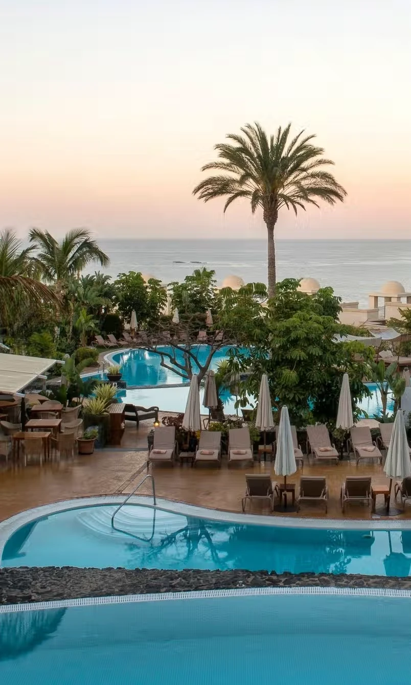 Piscinas y terrazas de un hotel junto al mar